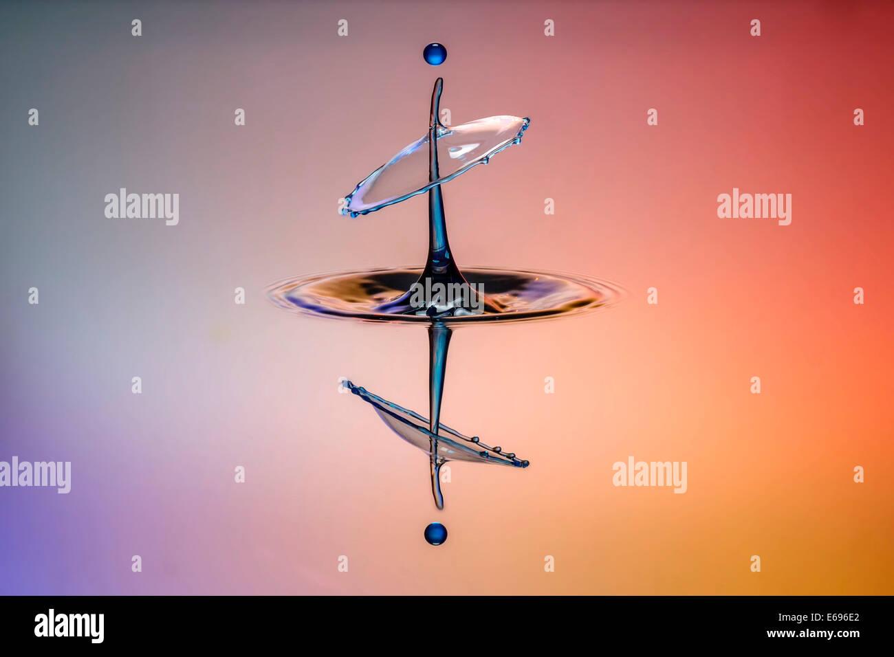 Drei Tropfen kollidieren, der erste bildet eine Spalte, die zweite erzeugt das Schild, gefolgt von der dritten, digital gesteuert mit Stockfoto