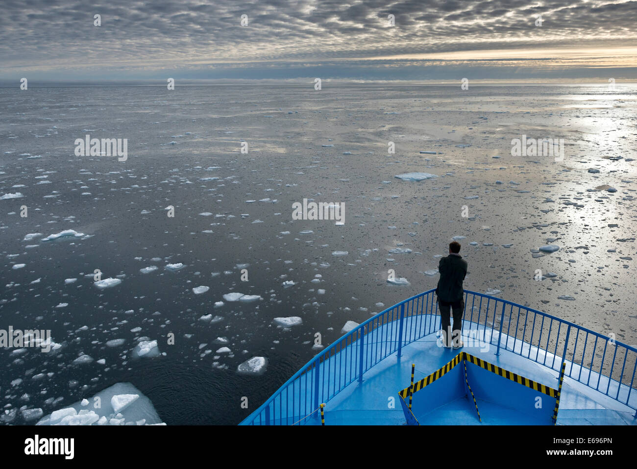 Expeditionsschiff Segeln durch Eisschollen, Rand Packeis, Nordpolarmeer, Spitzbergen Insel, Inselgruppe Svalbard Stockfoto