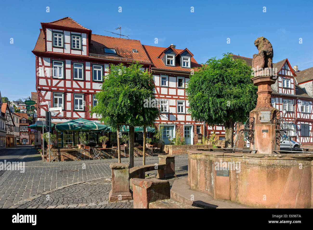 Fachwerkhäusern und Marktbrunnen, Marktplatz, alte Stadt, Büdingen, Hessen, Deutschland Stockfoto