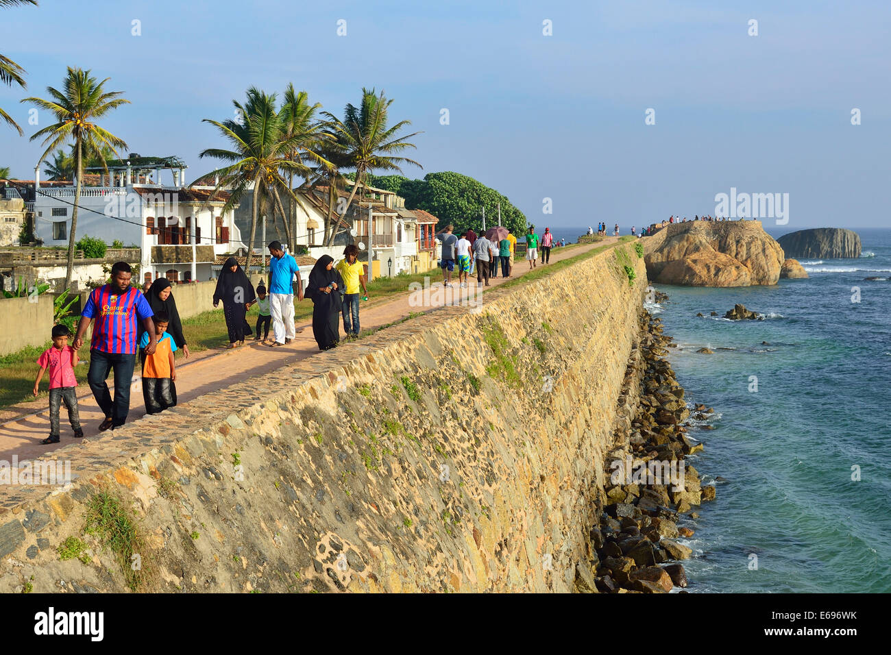 Blick von der Befestigungsmauer der Flagge Rock Bastion, UNESCO-Weltkulturerbe, Festung Galle, Galle, Südprovinz Stockfoto