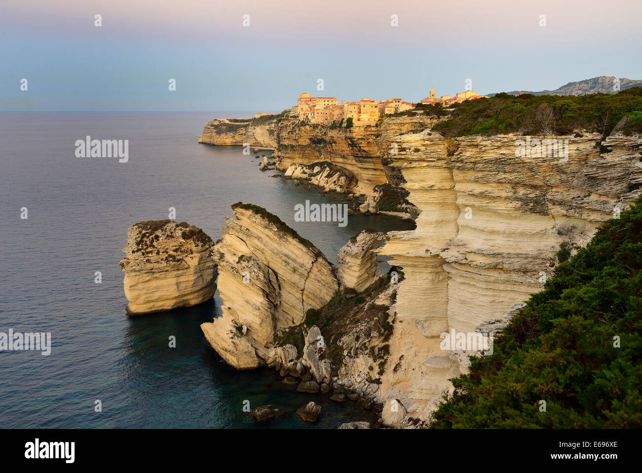 Oberstadt auf die weißen Kreidefelsen bei Dämmerung, Bonifacio, Korsika, Frankreich Stockfoto