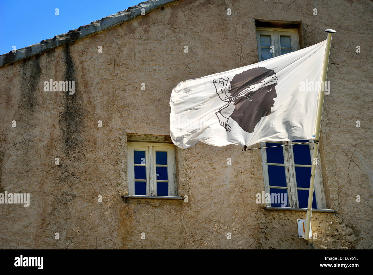 Flagge von Korsika, weiße Fahne mit ein Moor Kopf vor einem Haus, Corte, Korsika, Frankreich Stockfoto