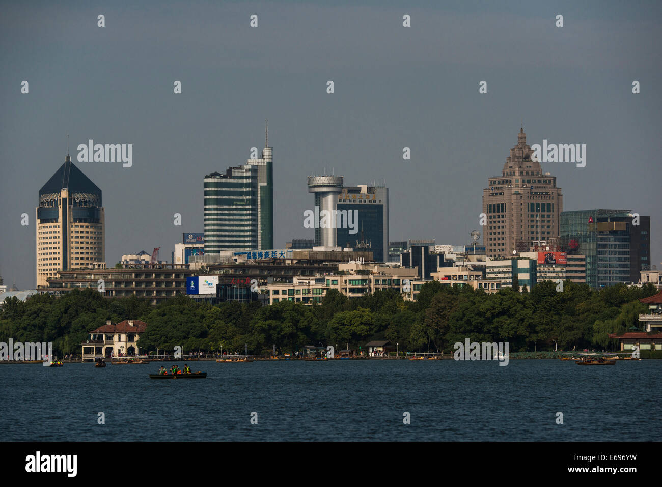 Skyline vom Westsee, Hangzhou, Zhejiang Provinz, China Stockfoto