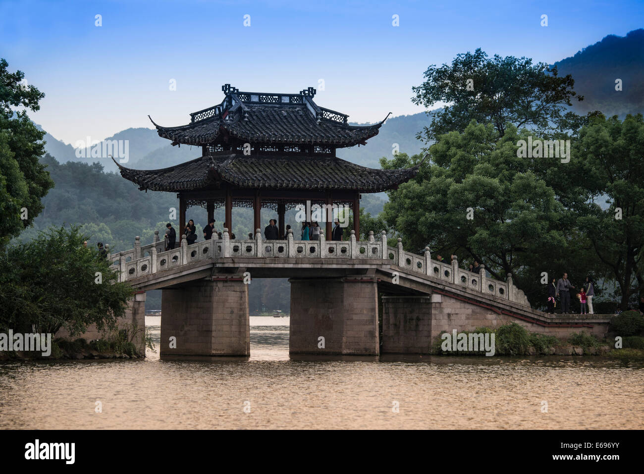 Brücke am Westsee, Xihu, Hangzhou, Zhejiang Provinz, China Stockfoto