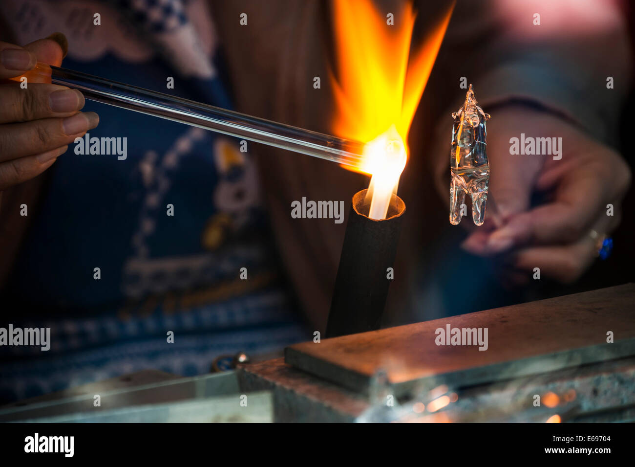 Glasbläser arbeiten auf eine Glas-Figur mit einer Flamme, Wuzhen, Zhejiang Provinz, China Stockfoto
