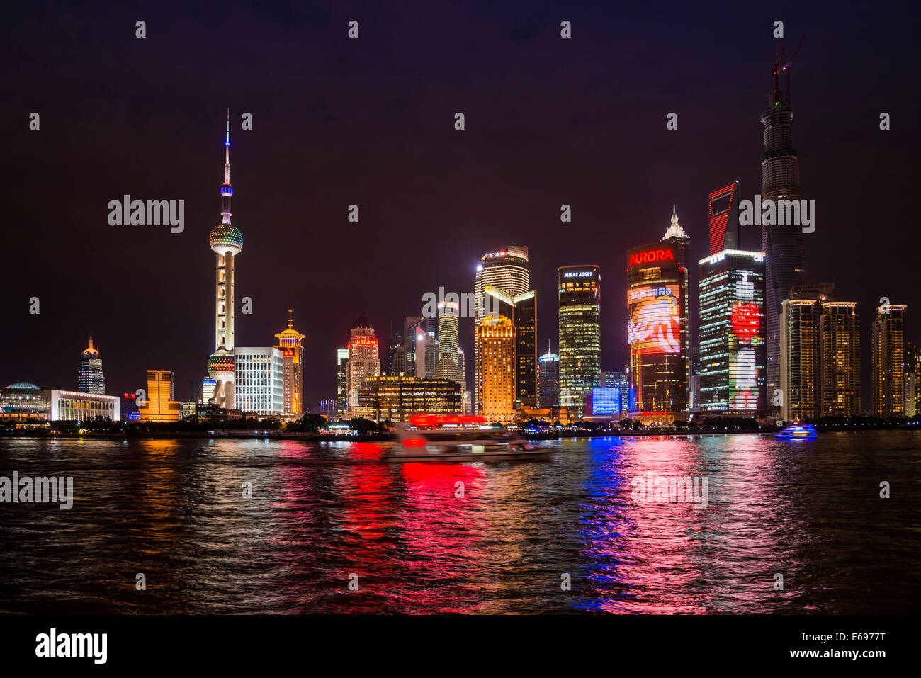 Skyline mit Oriental Pearl Tower, Tsing-Mao-Tower, Flaschenöffner, Shanghai Tower und Huangpo River bei Nacht, Pudong, Shanghai Stockfoto