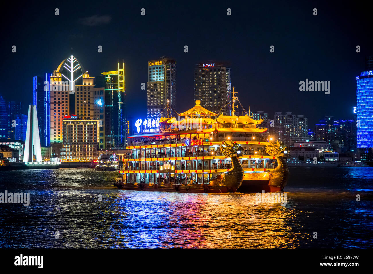 Beleuchtete Drachenboot, Ausflugsschiff auf Huangpo von The Bund, Hyatt at The Bund auf der Rückseite, in der Nacht, Shanghai, China Stockfoto