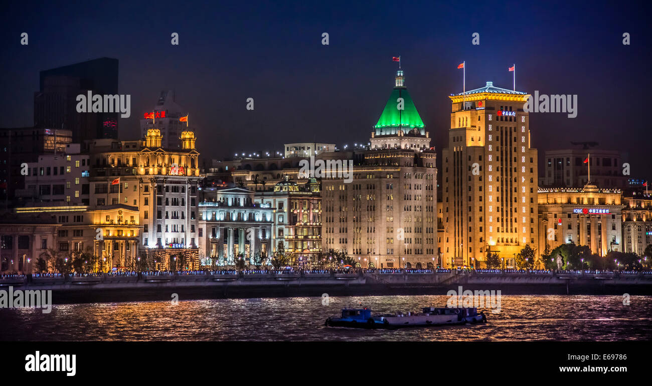 Der Bund in der Nacht mit dem Gebäude der Bank of China und das Fairmont Peace Hotel von Pudong, Shanghai, China Stockfoto