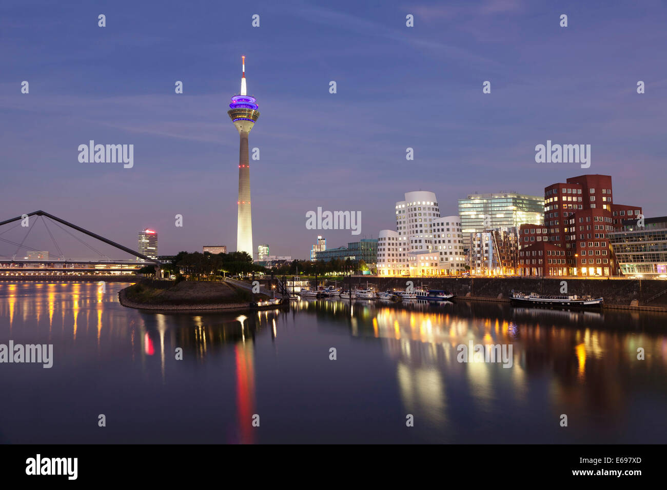MedienHafen mit Rheinturm und Gehry-Bauten, Düsseldorf, Nordrhein-Westfalen, Deutschland Stockfoto