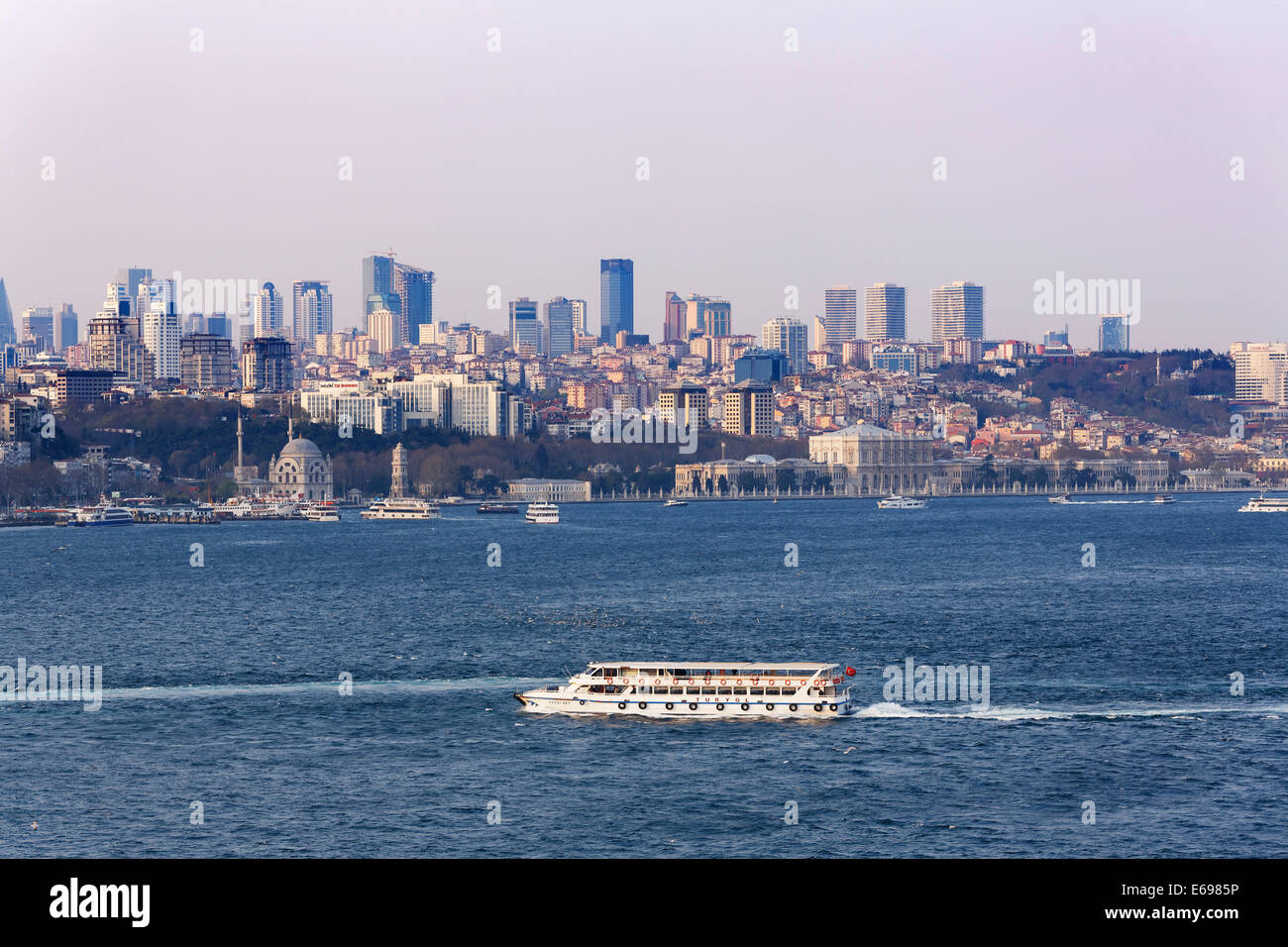 Distrikte von Besiktas und Sisli mit Dolmabahçe Palast, Dolmabahce Sarayi, Bosporus, Istanbul, Side, Türkei Stockfoto