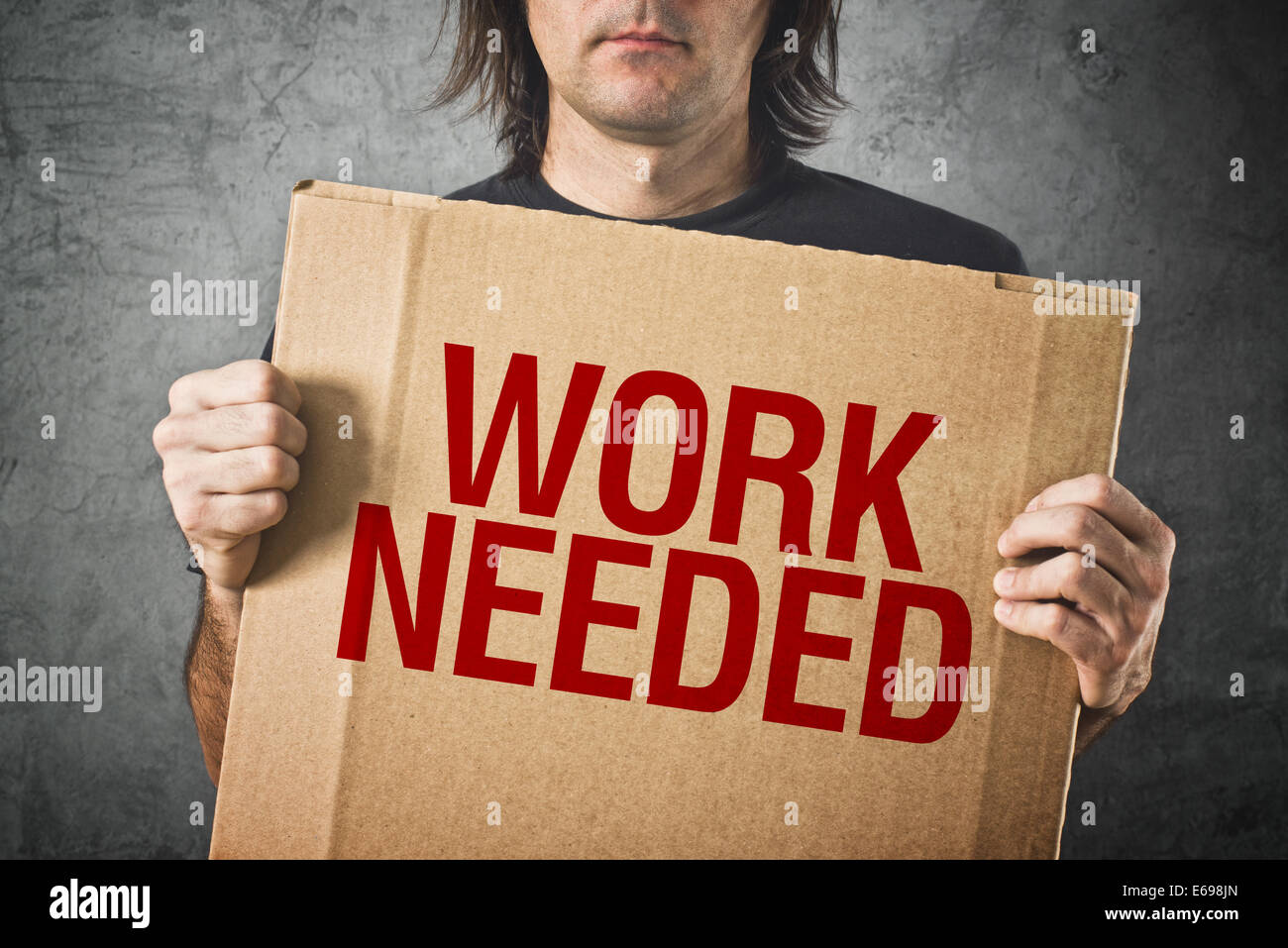 Man braucht einen Job. Arbeitsloser Mann hält mit Titel Arbeiten erforderlich Stockfoto