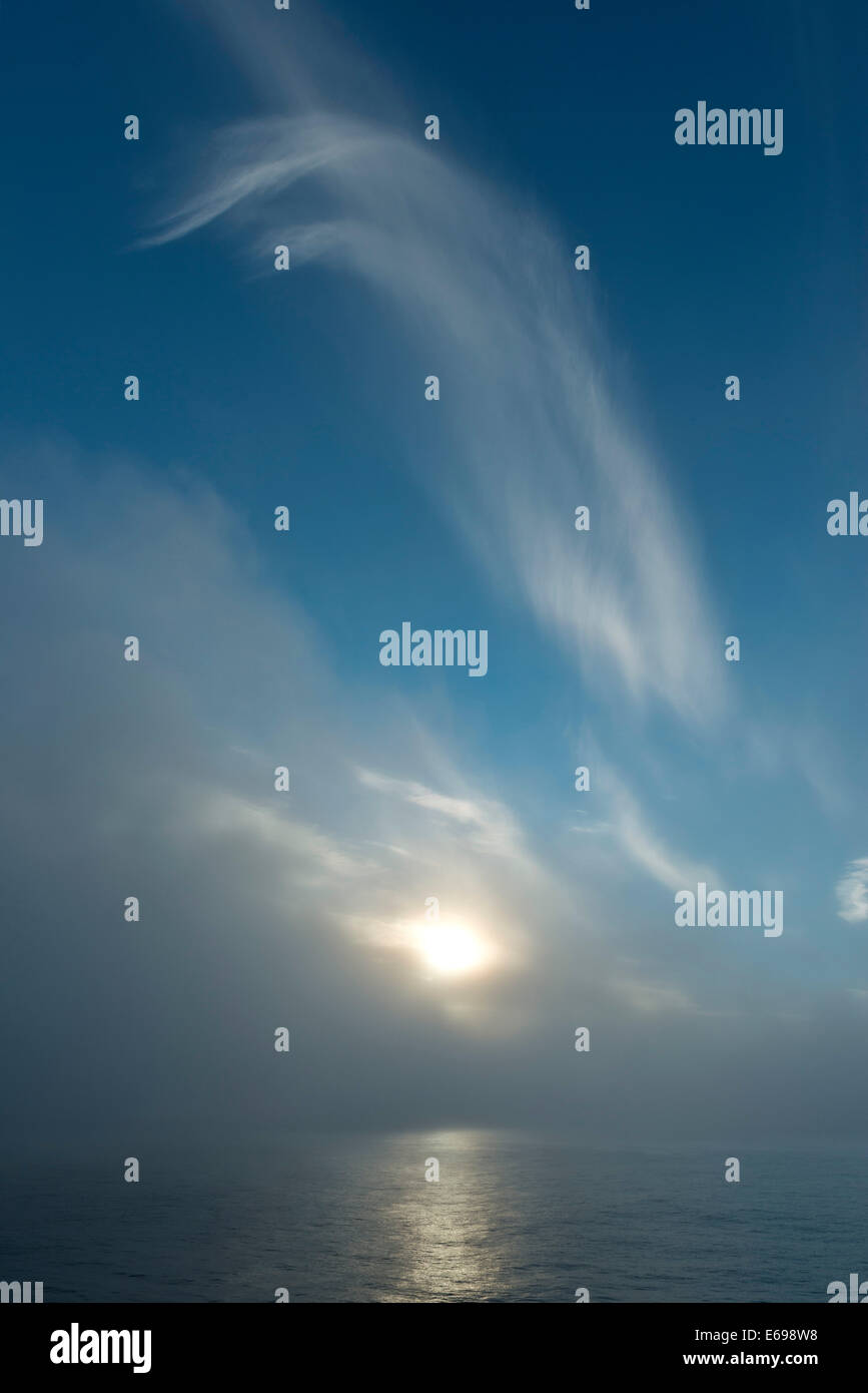 Mystische Atmosphäre, die Sonne hinter Wolken, Nordpolarmeer, Spitzbergen, Svalbard-Archipel, Svalbard und Jan Mayen, Norwegen Stockfoto