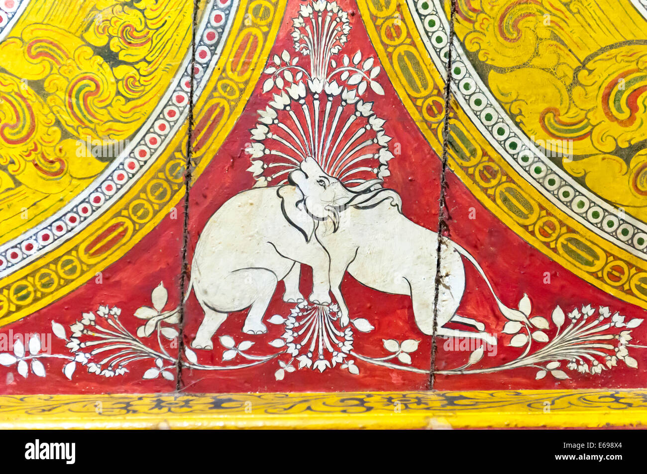 Buddhistische Gemälde auf Holz, optische Täuschung, Elefant und Kuh mit nur einem Kopf, Dowa Tempel, Felsentempel, Bandarawela Stockfoto