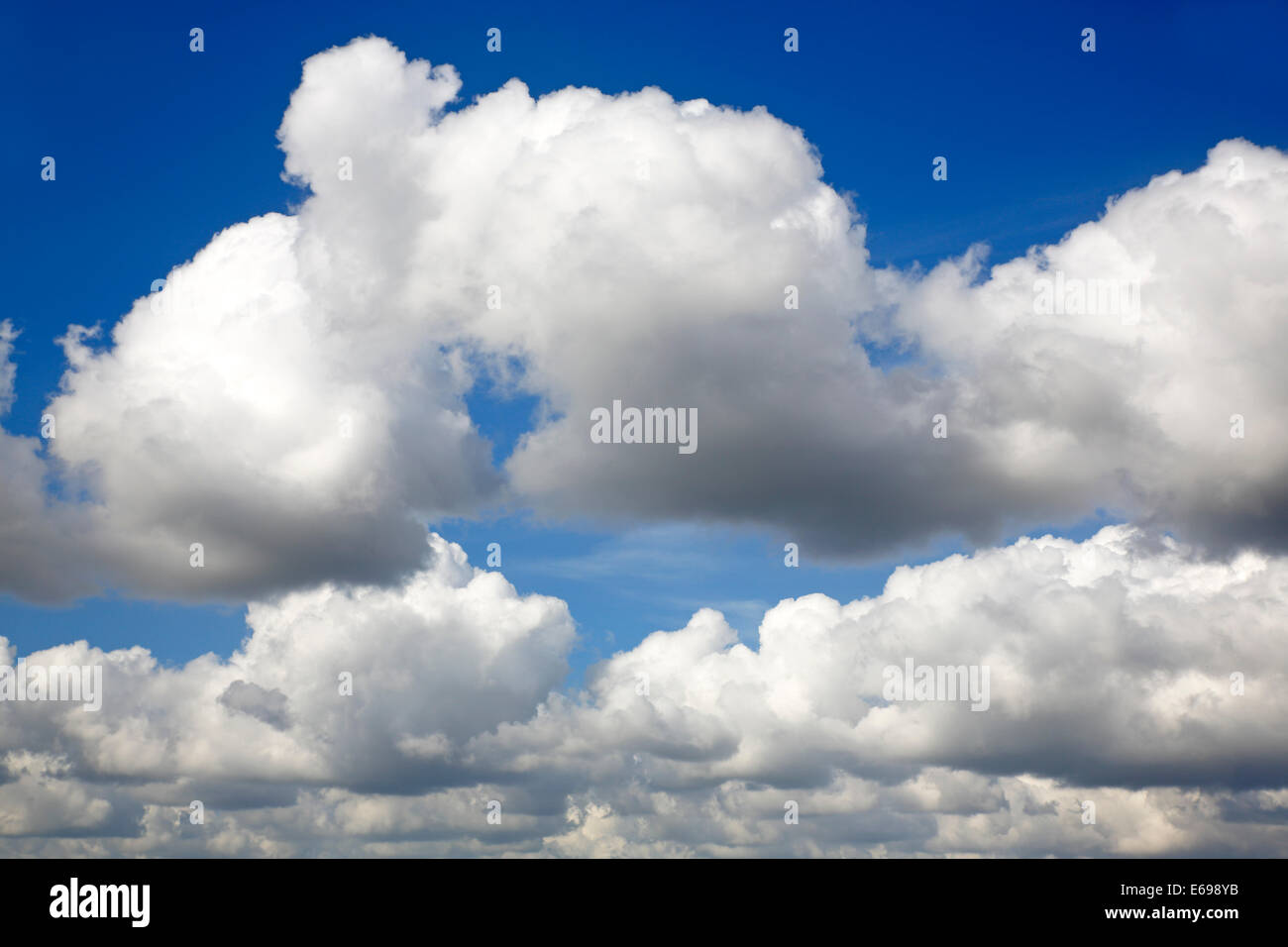Weiße Wolken, blauer Himmel, Schleswig-Holstein, Deutschland Stockfoto