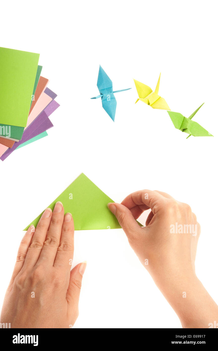 Hände Falten Eine Origami Vogel Stockfoto Bild 72734067