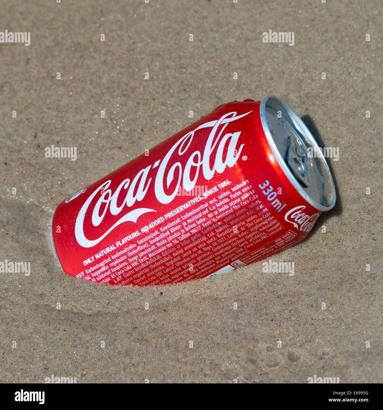 VILNIUS, Litauen - 28. Juli 2014: Coca-Cola Classic kann fest im Sand am Strand Stockfoto