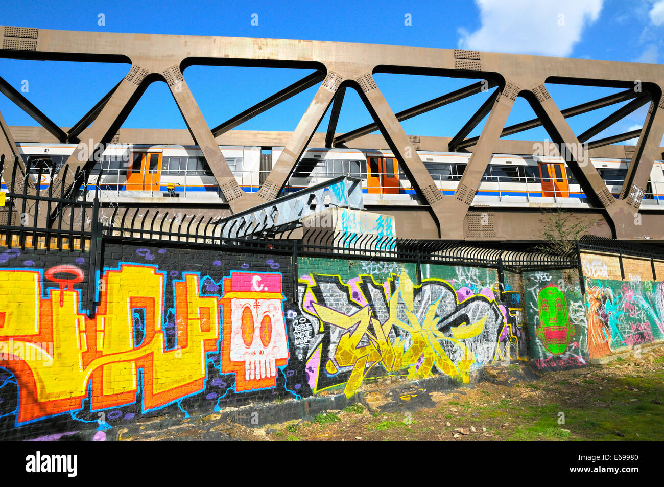 Graffiti unter einer Eisenbahnbrücke, East London, UK Stockfoto