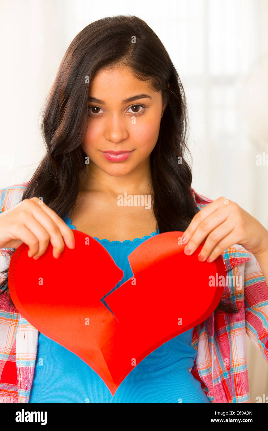 Hispanic Frau mit gebrochenem Herzen Stockfoto