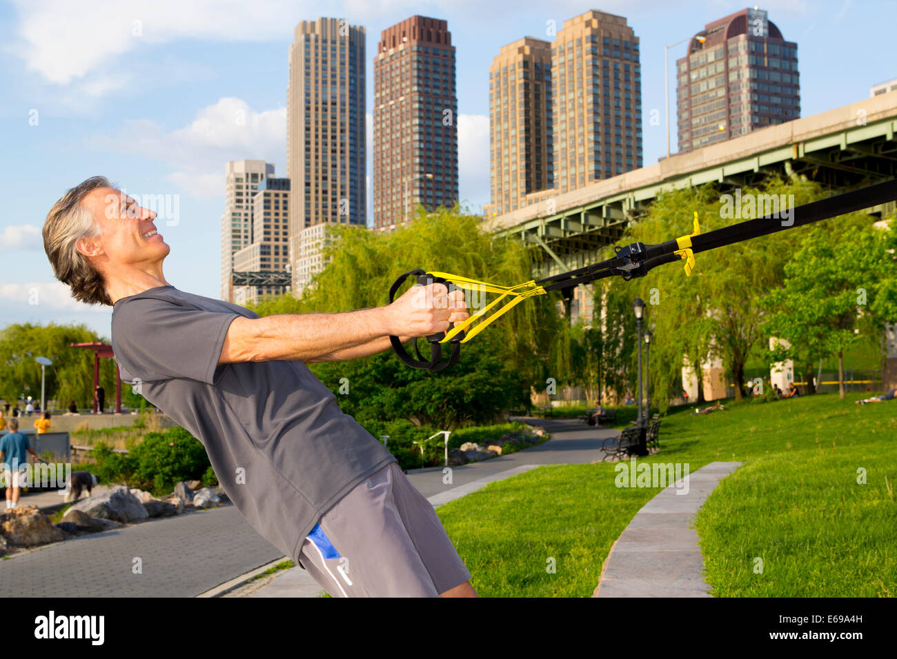 Kaukasischen Mann Ausübung im Stadtpark Stockfoto