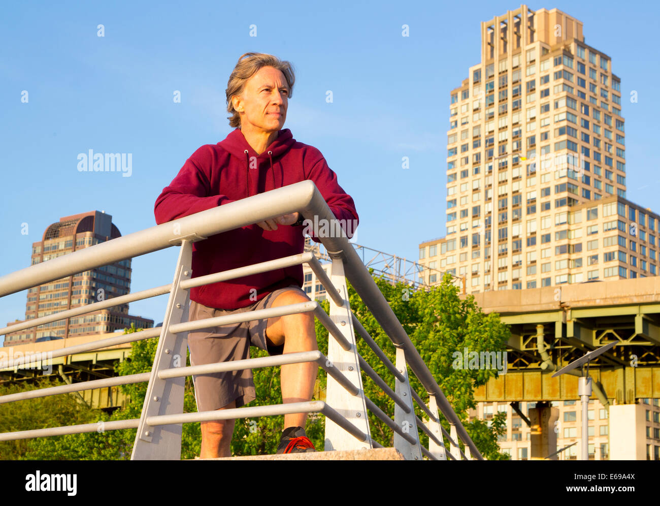Kaukasischen Mann stützte sich auf Geländer im Stadtpark Stockfoto