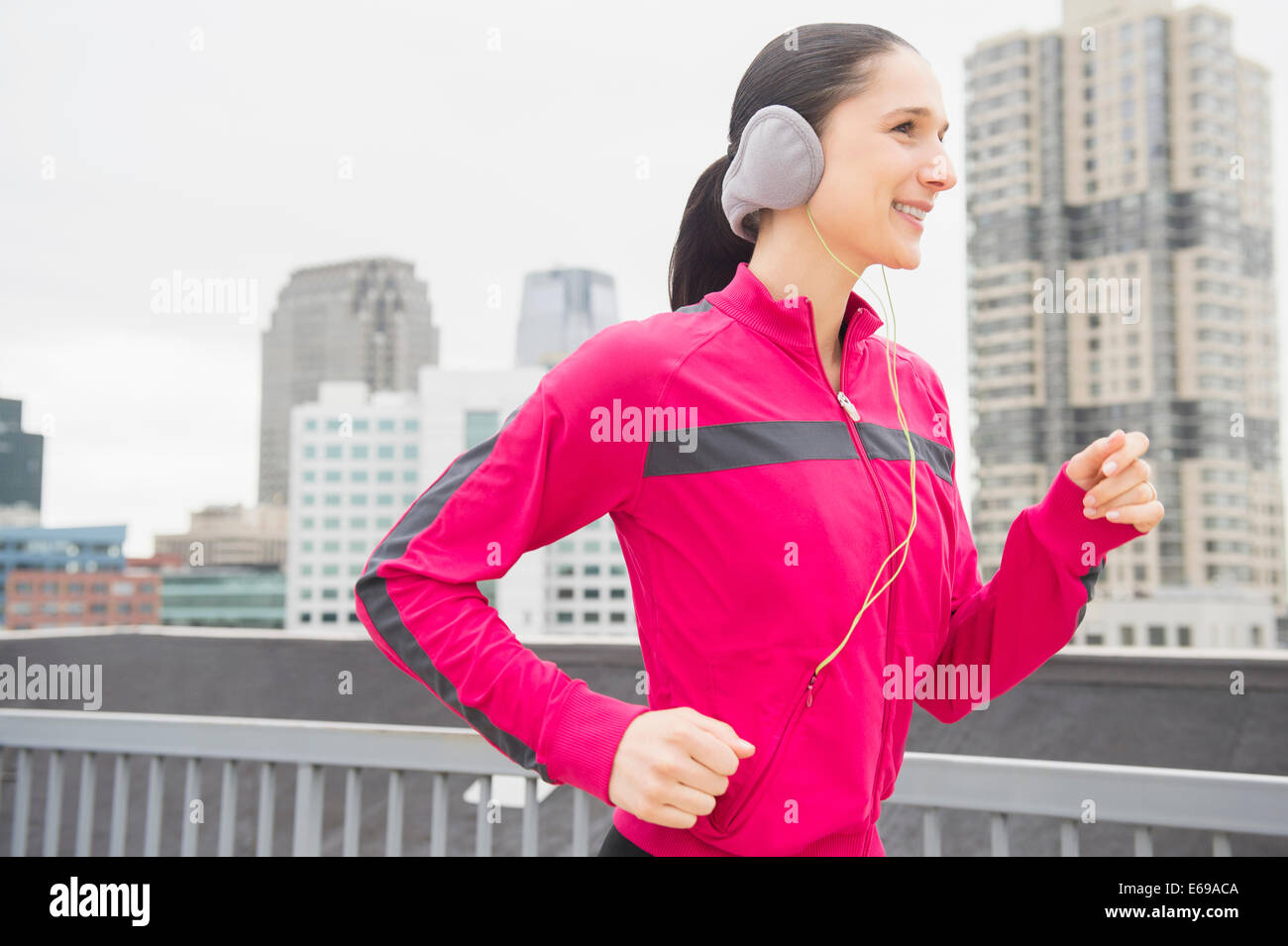 Kaukasische Frau Joggen in Stadt Stockfoto