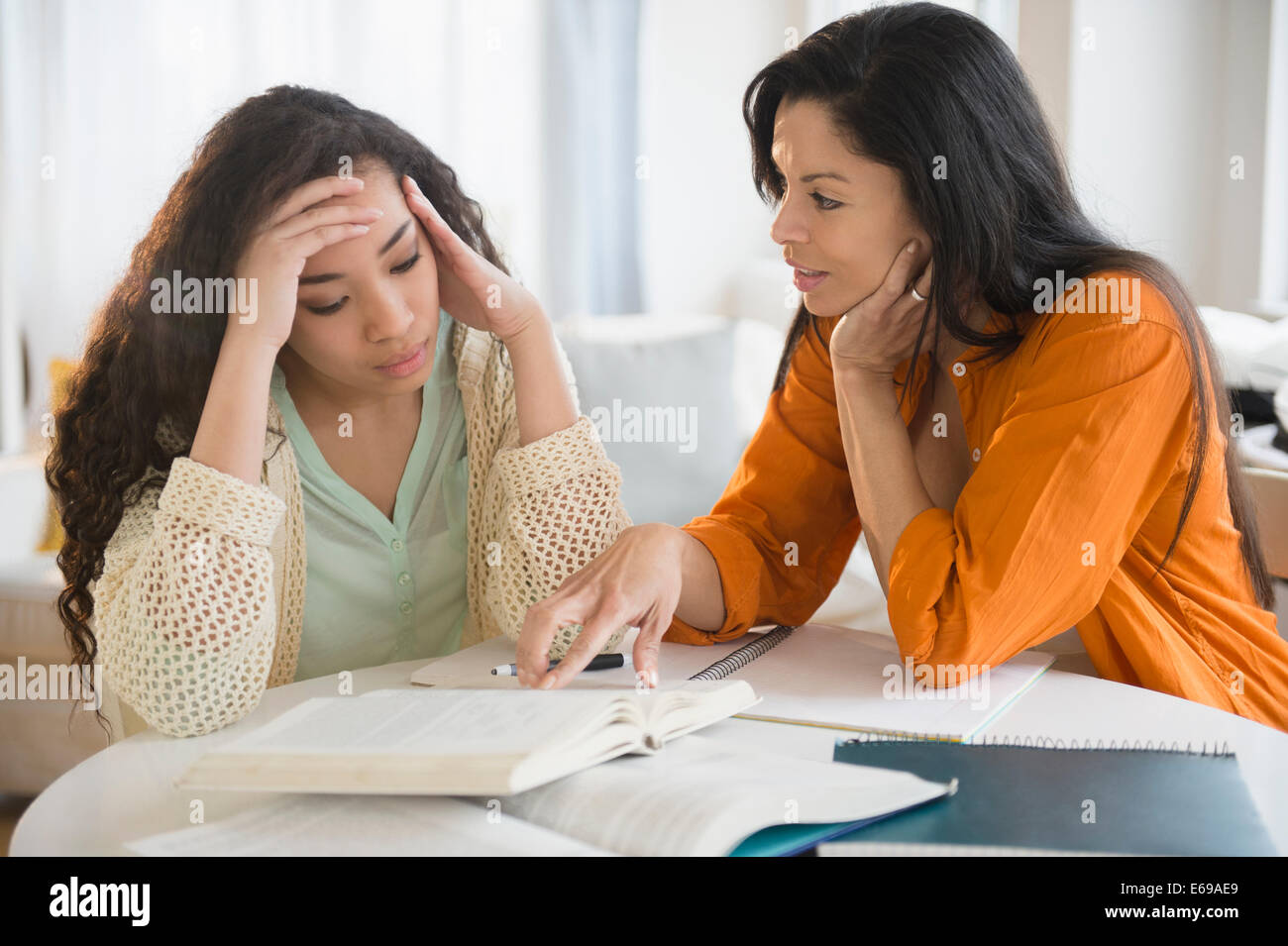 Mutter Tochter helfen bei den Hausaufgaben Stockfoto