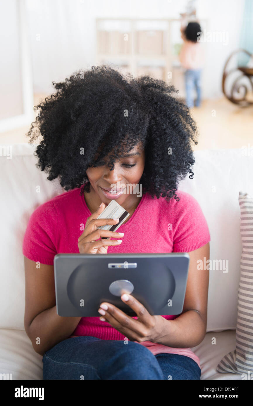 Frau shopping auf dem Tablet PC Stockfoto