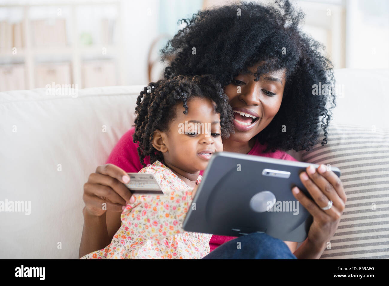 Mutter und Tochter Einkaufen auf dem Tablet PC Stockfoto