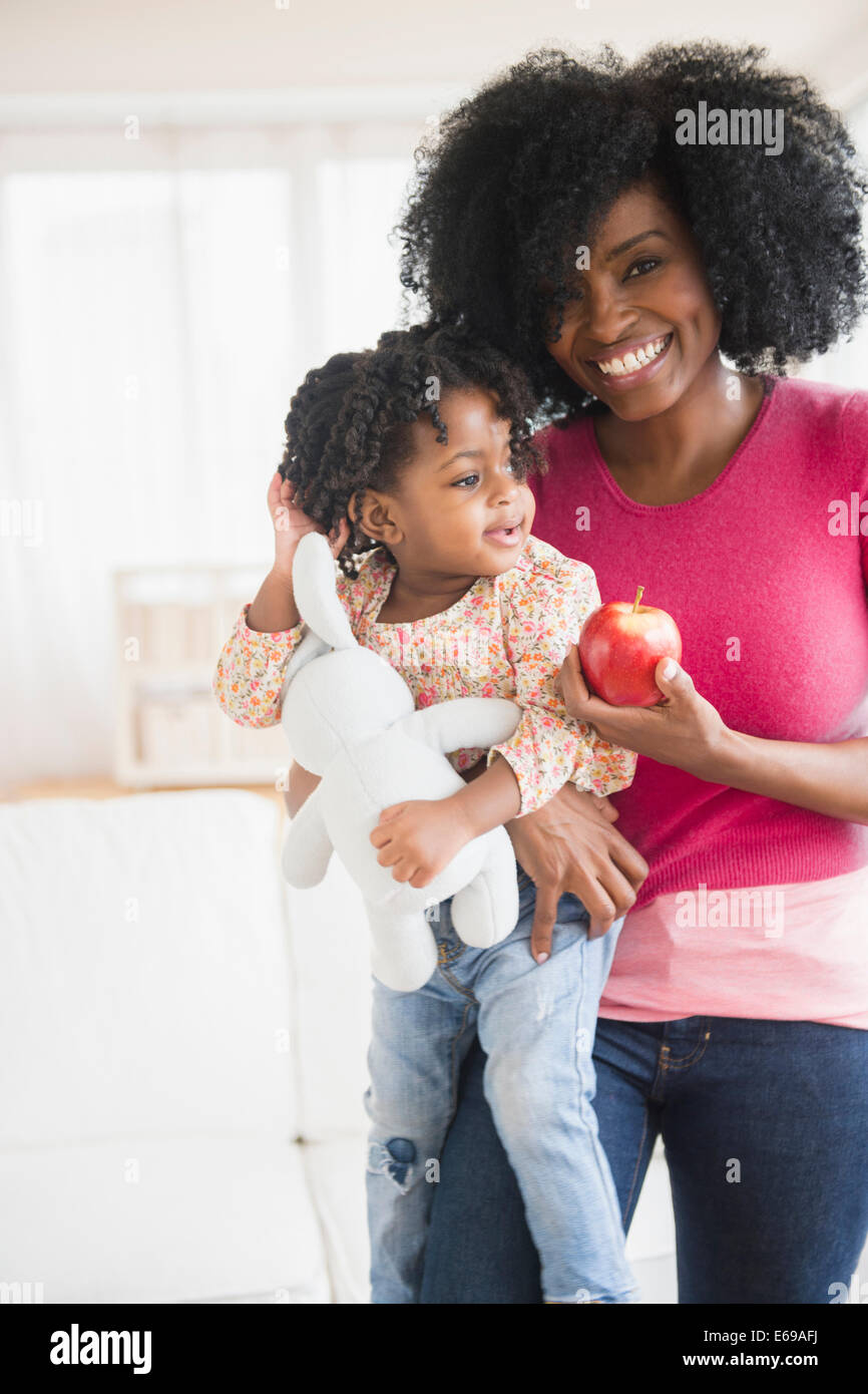 Mutter und Tochter mit Apfel Stockfoto