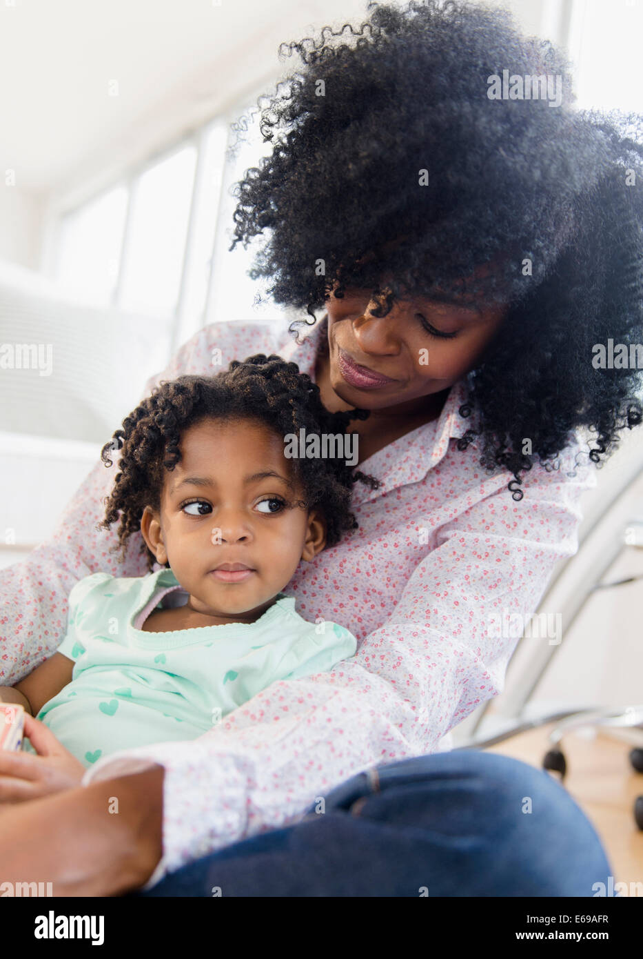 Mutter und Tochter gemeinsam entspannen Stockfoto