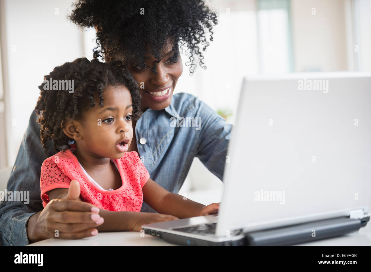 Mutter und Tochter mit laptop Stockfoto
