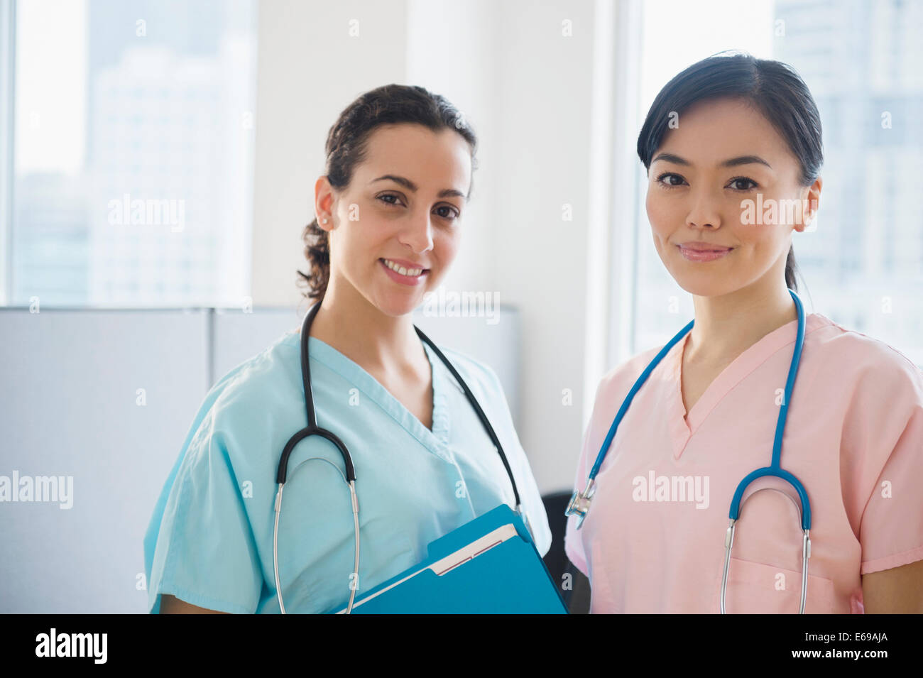 Krankenschwestern, die lächelnd zusammen im Krankenhaus Stockfoto