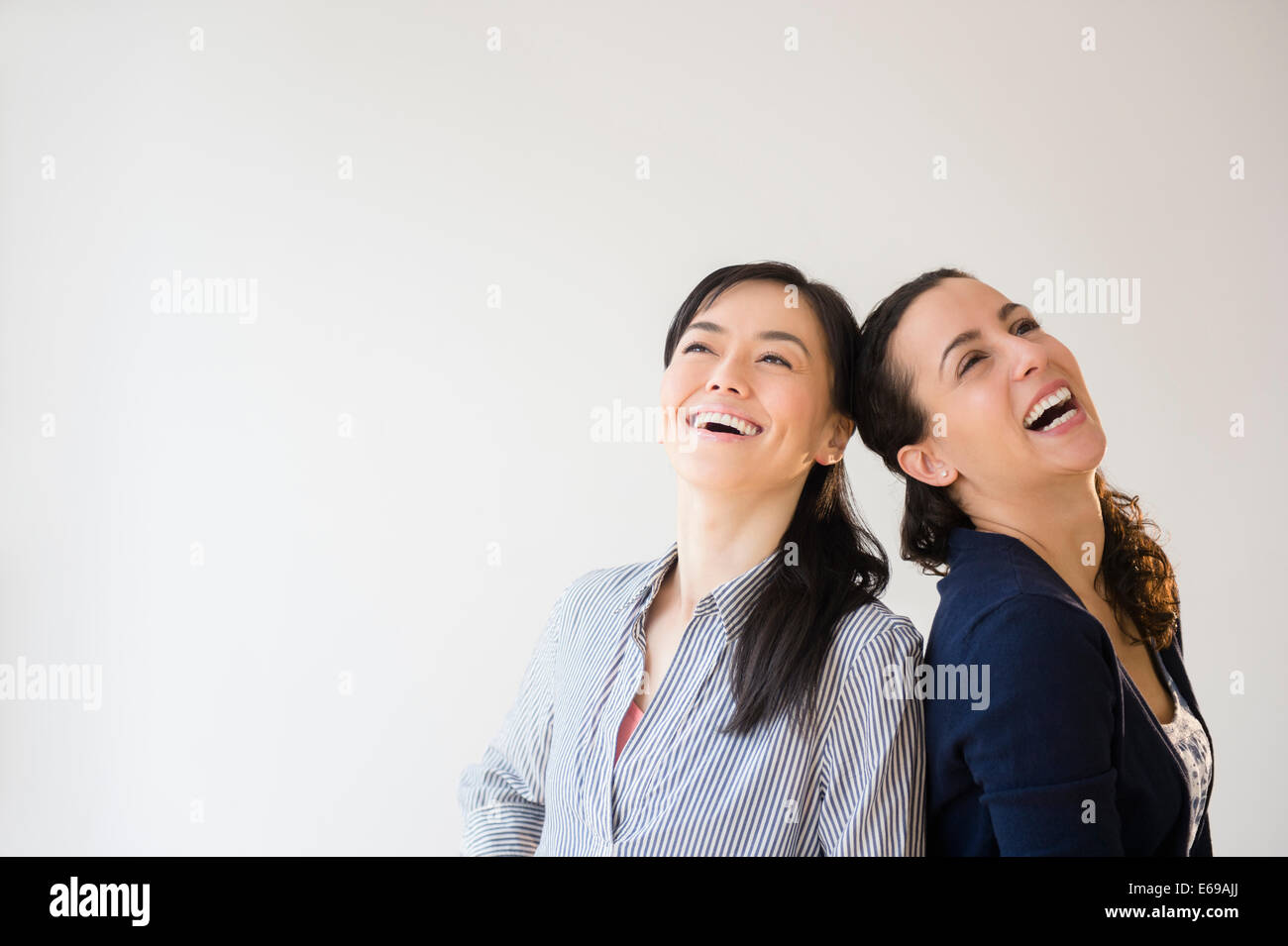 Frauen gemeinsam lachen Stockfoto
