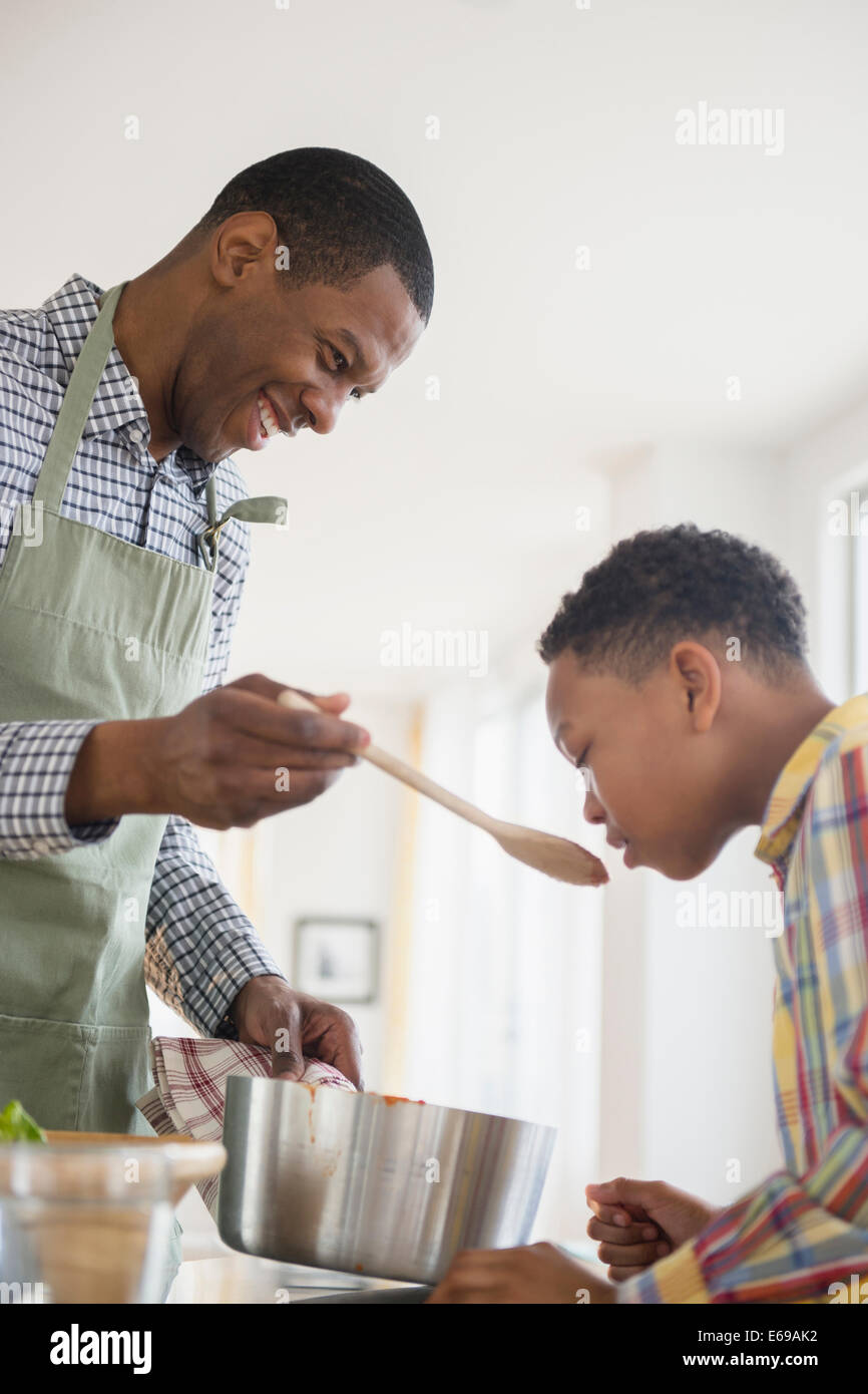 Vater und Sohn gemeinsam in der Küche kochen Stockfoto