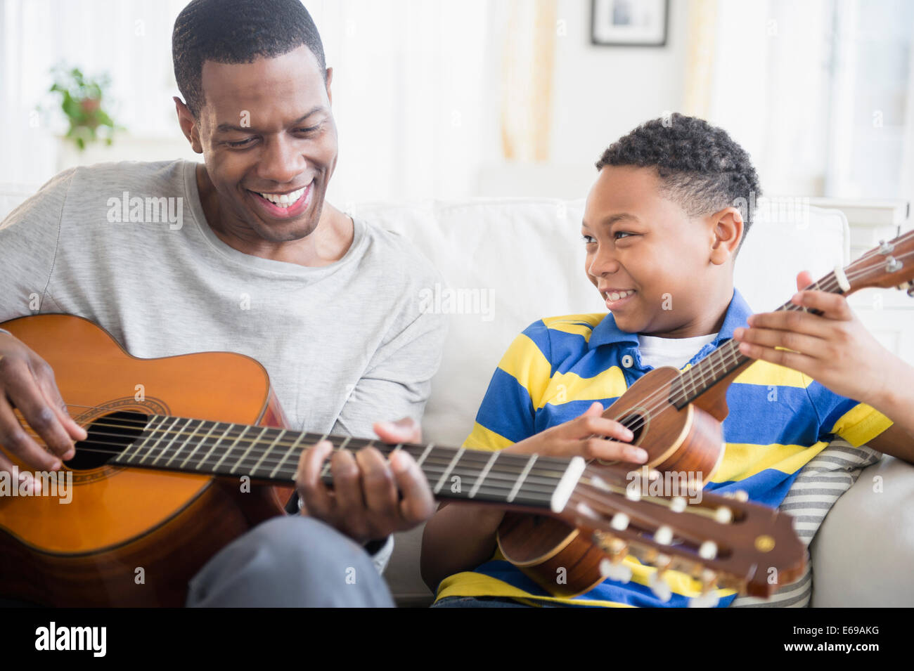 Vater und Sohn gemeinsame Musizieren Stockfoto