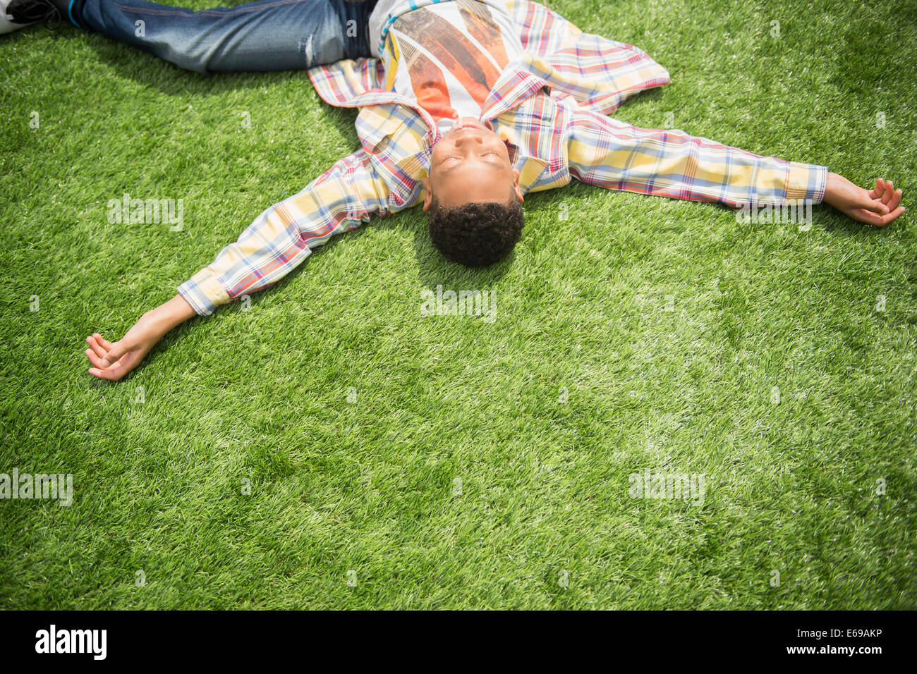 Schwarzer Junge Entspannung in Rasen Stockfoto