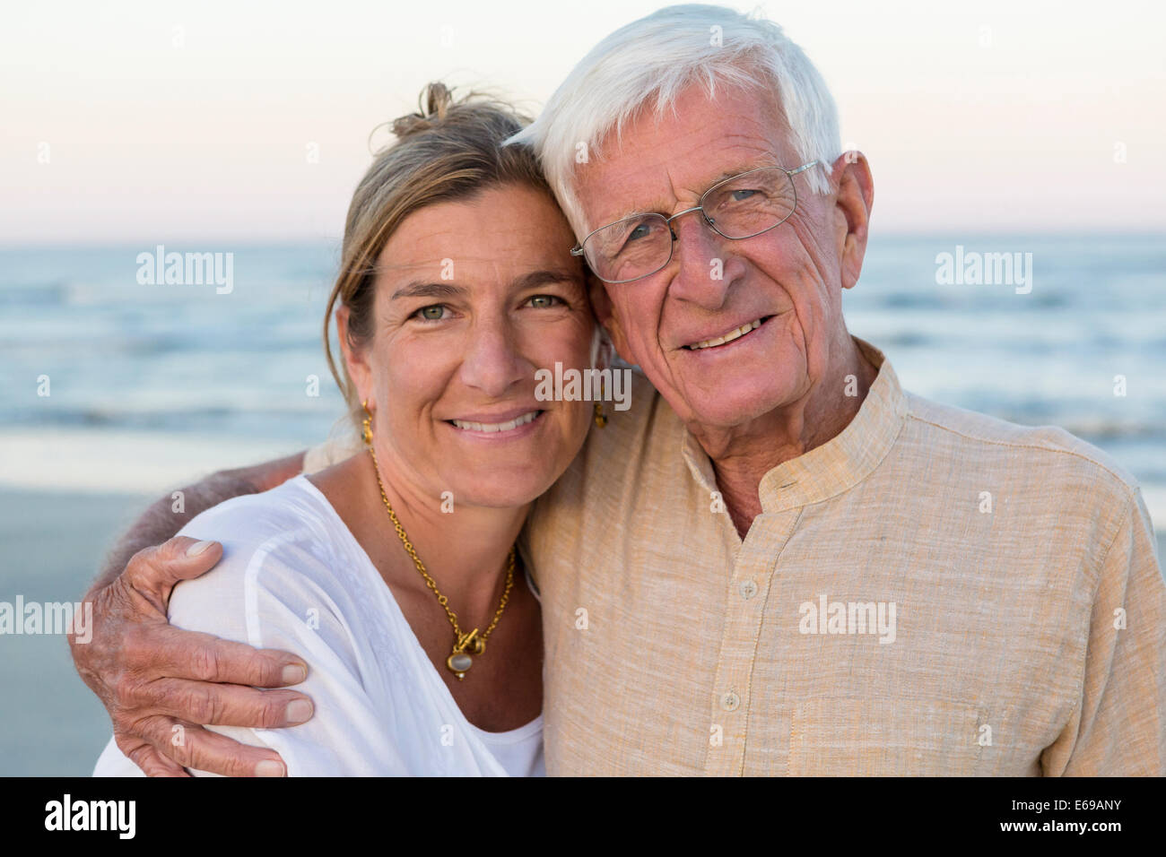 Kaukasische Vater und Tochter lächelnd am Strand Stockfoto