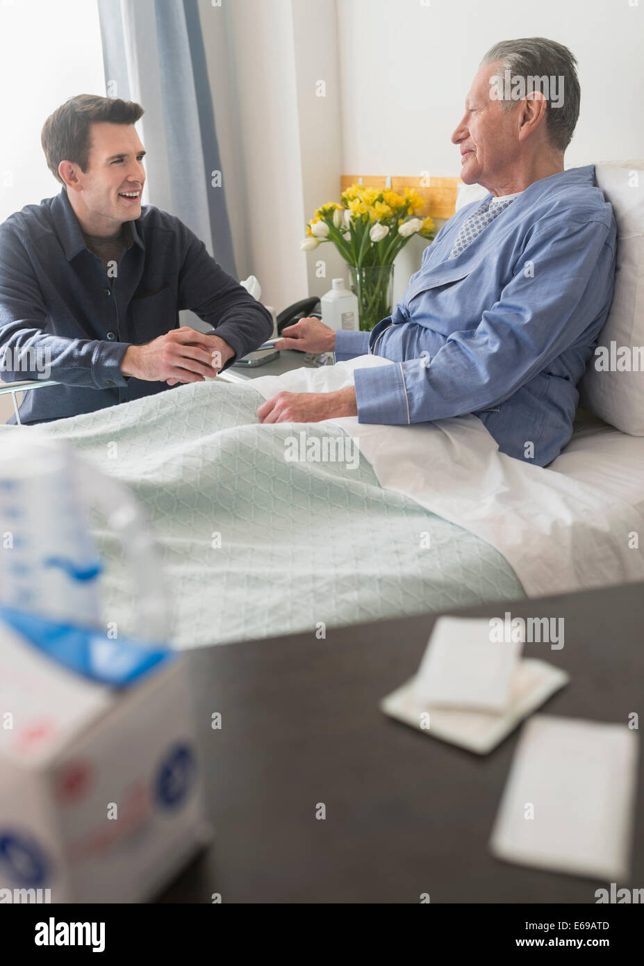 Kaukasische Sohn besuchen Vater im Krankenhaus Stockfoto
