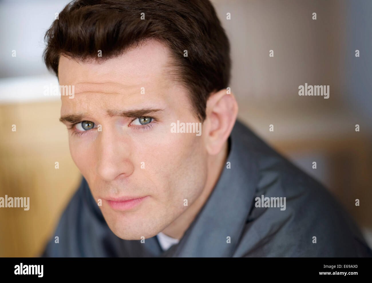 Nahaufnahme von kaukasischen Mann runzelte die Stirn Stockfoto