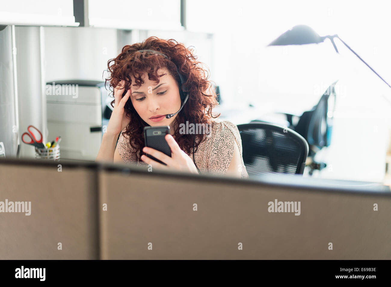 Hispanische Geschäftsfrau, die im Büro arbeiten Stockfoto