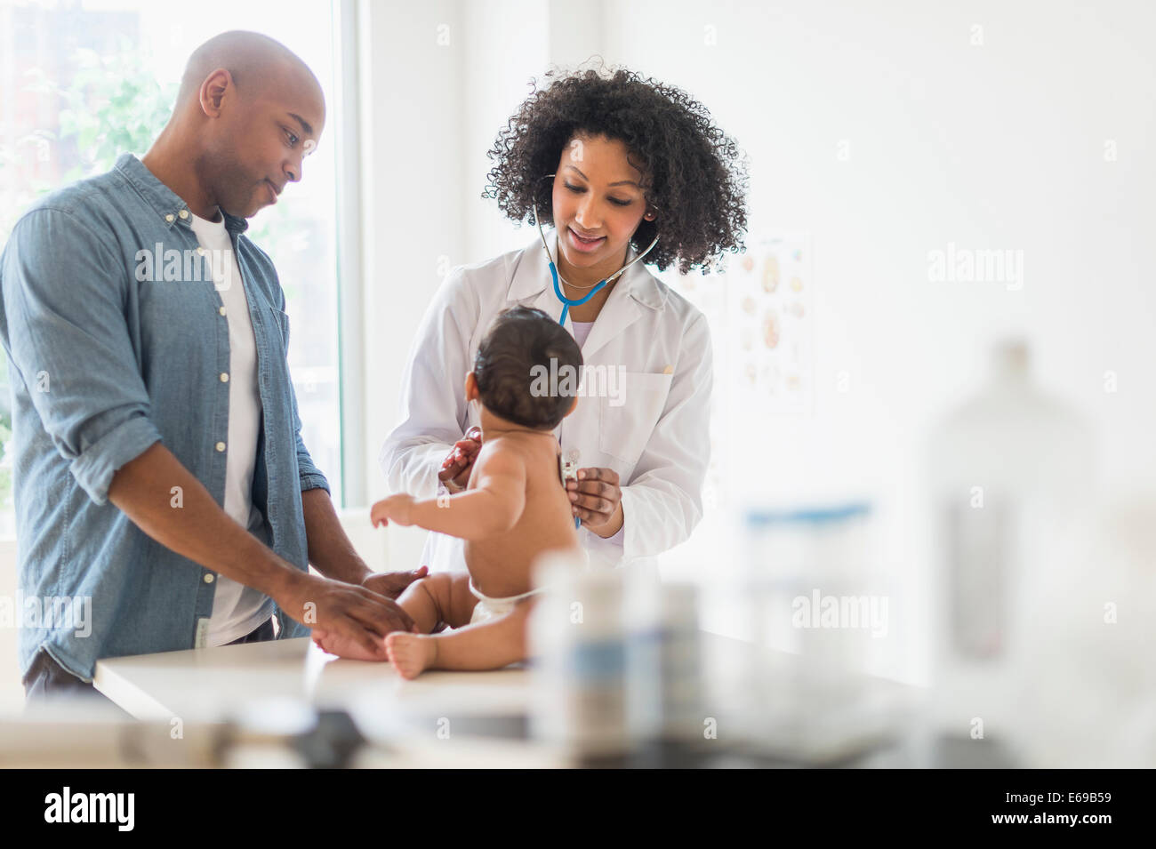 Vater und Baby bei Arztpraxis Stockfoto
