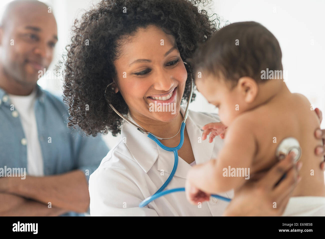 Arzt aufzugeben Baby einen Scheck im Büro Stockfoto