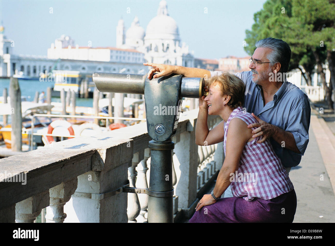 Älteres Paar auf der Suche durch Teleskop, Venedig, Veneto, Italien Stockfoto