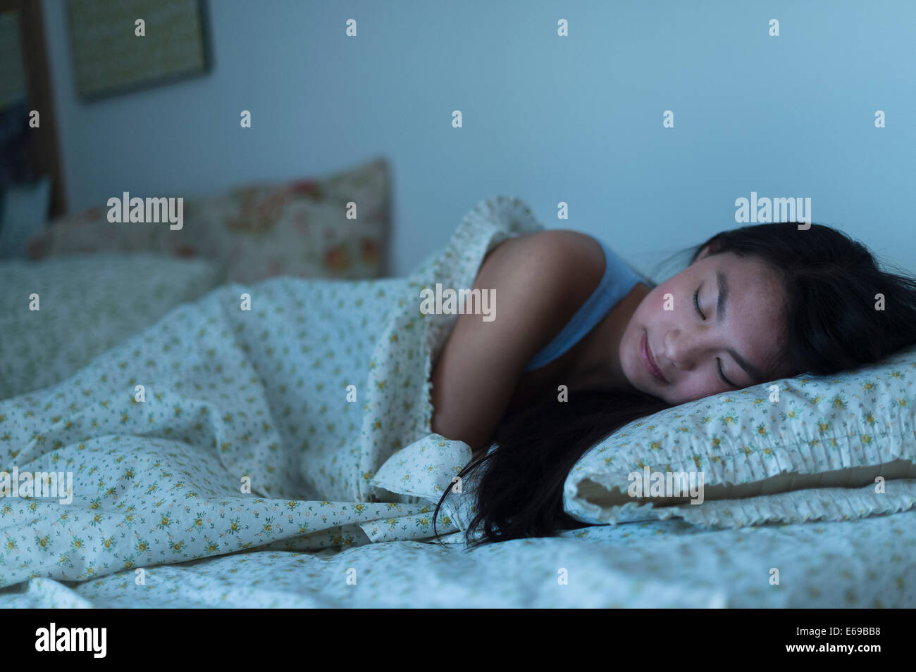 Gemischte Rassen Teenager-Mädchen im Bett Stockfoto