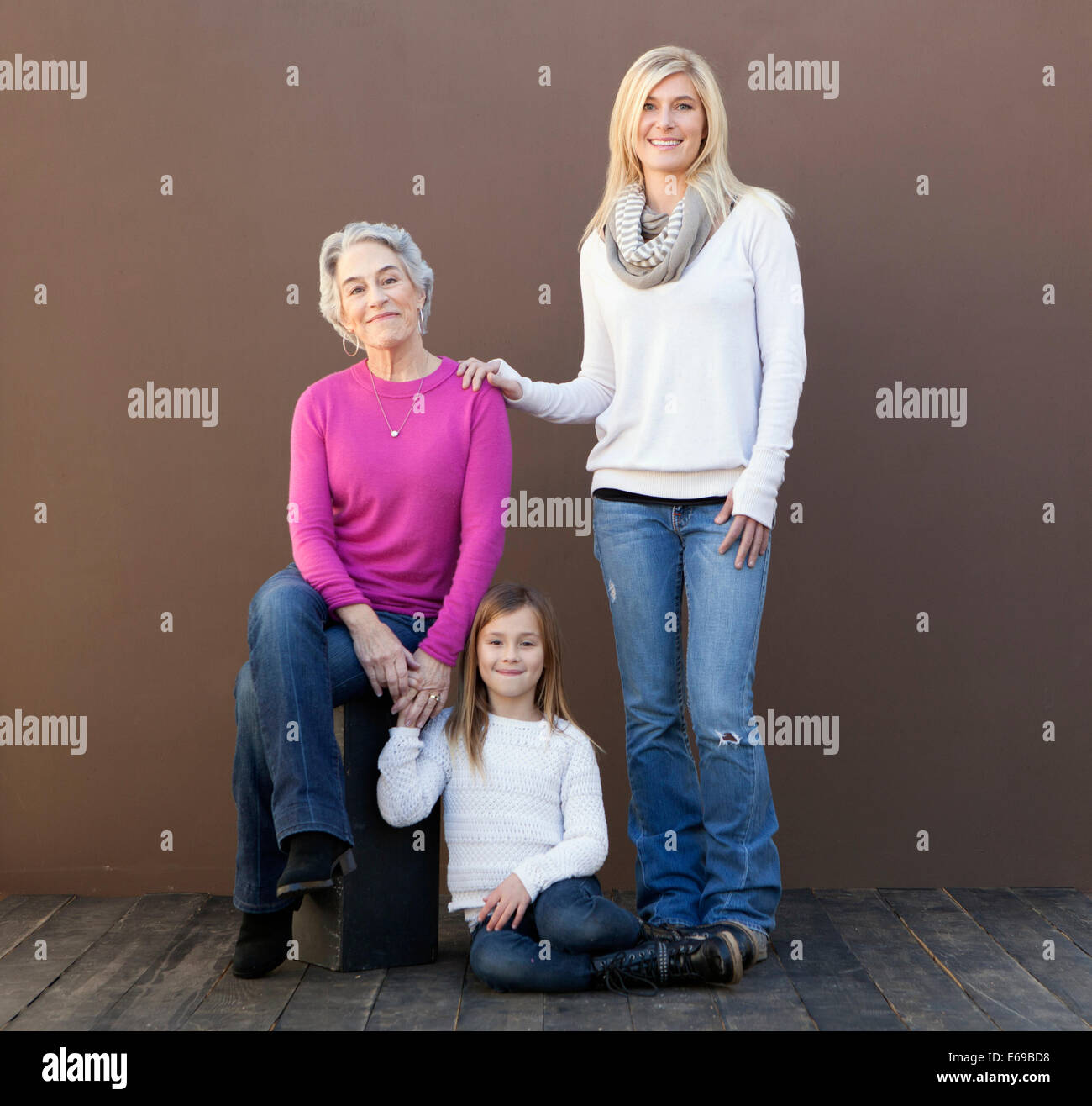 Drei Generationen der kaukasischen Frauen gemeinsam Lächeln Stockfoto