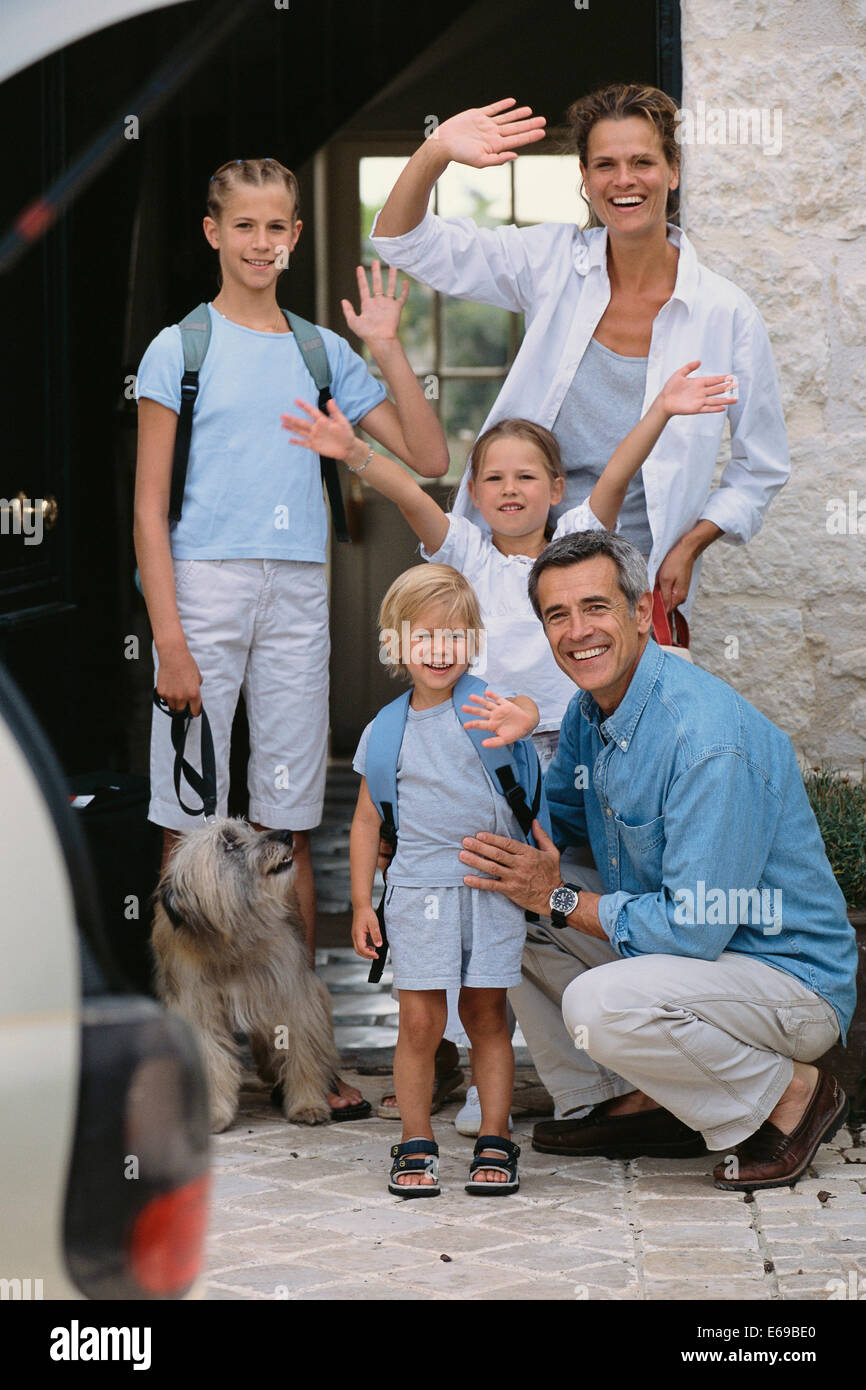 Kaukasische Familie winken von Tür Stockfoto