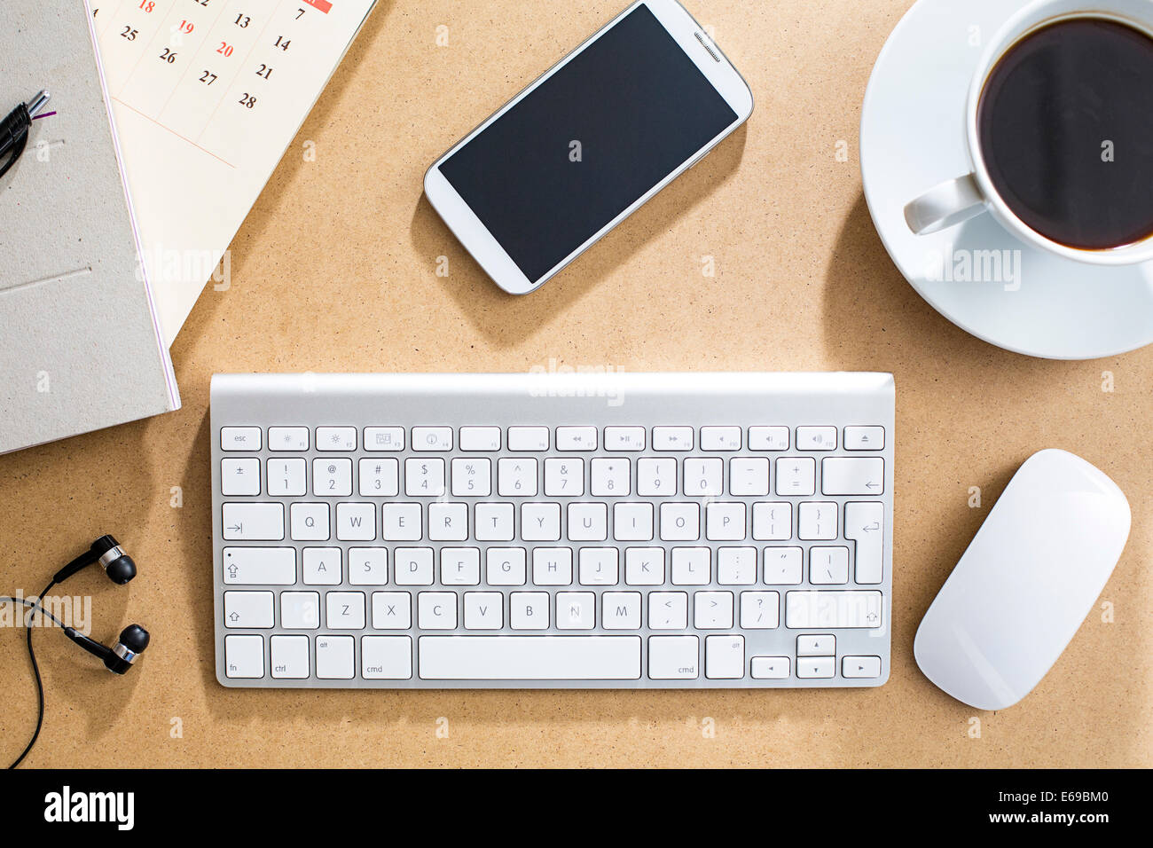 Kabellose Tastatur, Maus und Handy auf Tisch Stockfotografie - Alamy