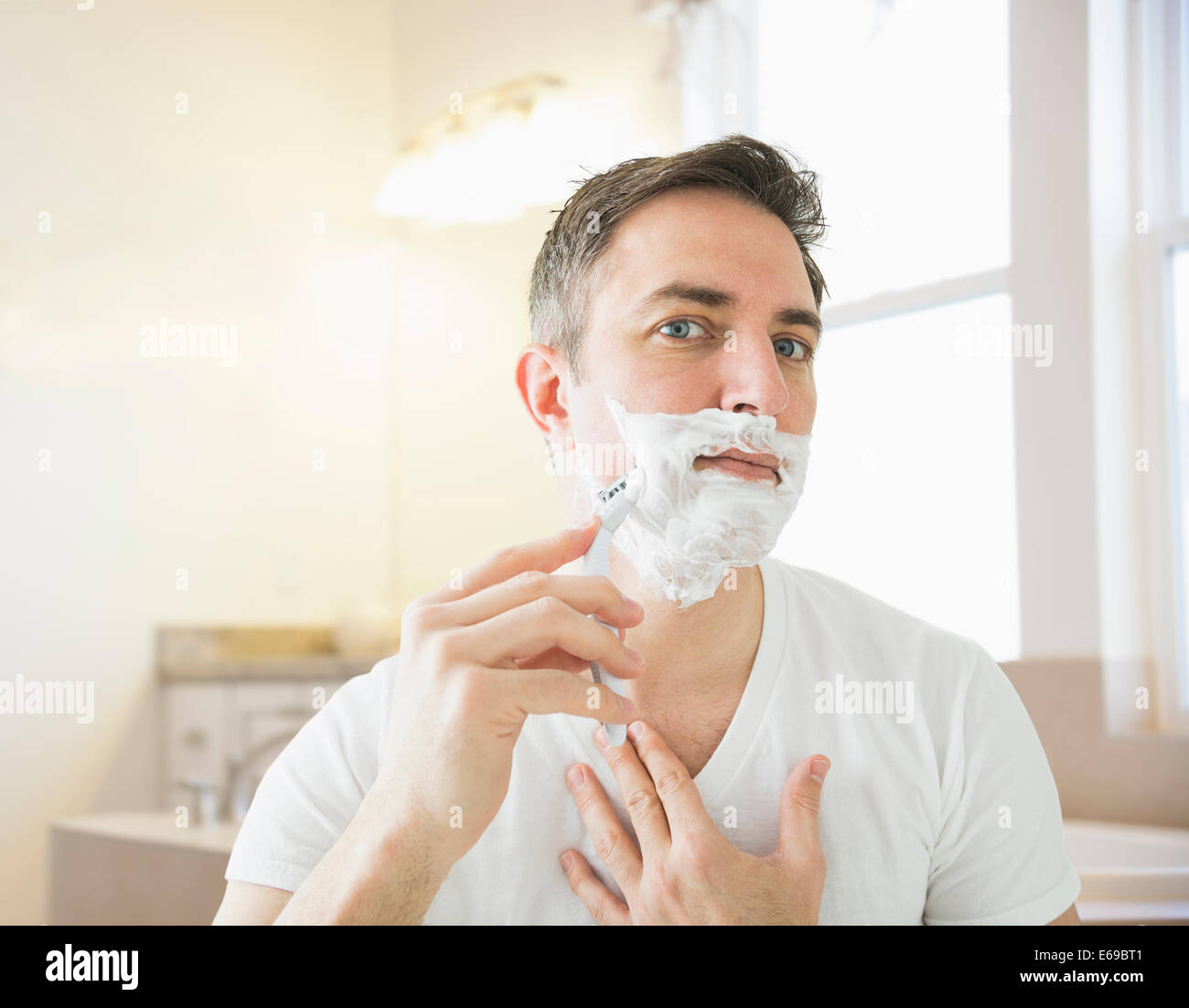 Kaukasischen Mann rasieren im Bad Stockfoto