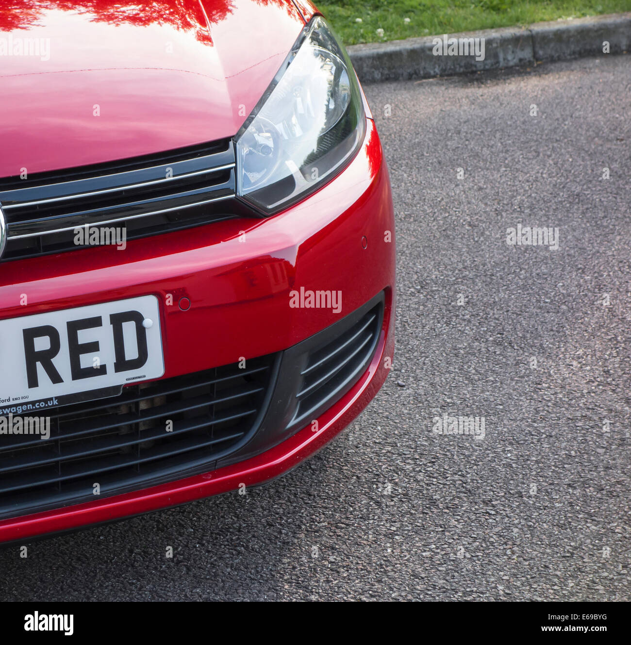 Rotes Auto mit roten Nummernschild Clayhithe Cambridgeshire England Stockfoto