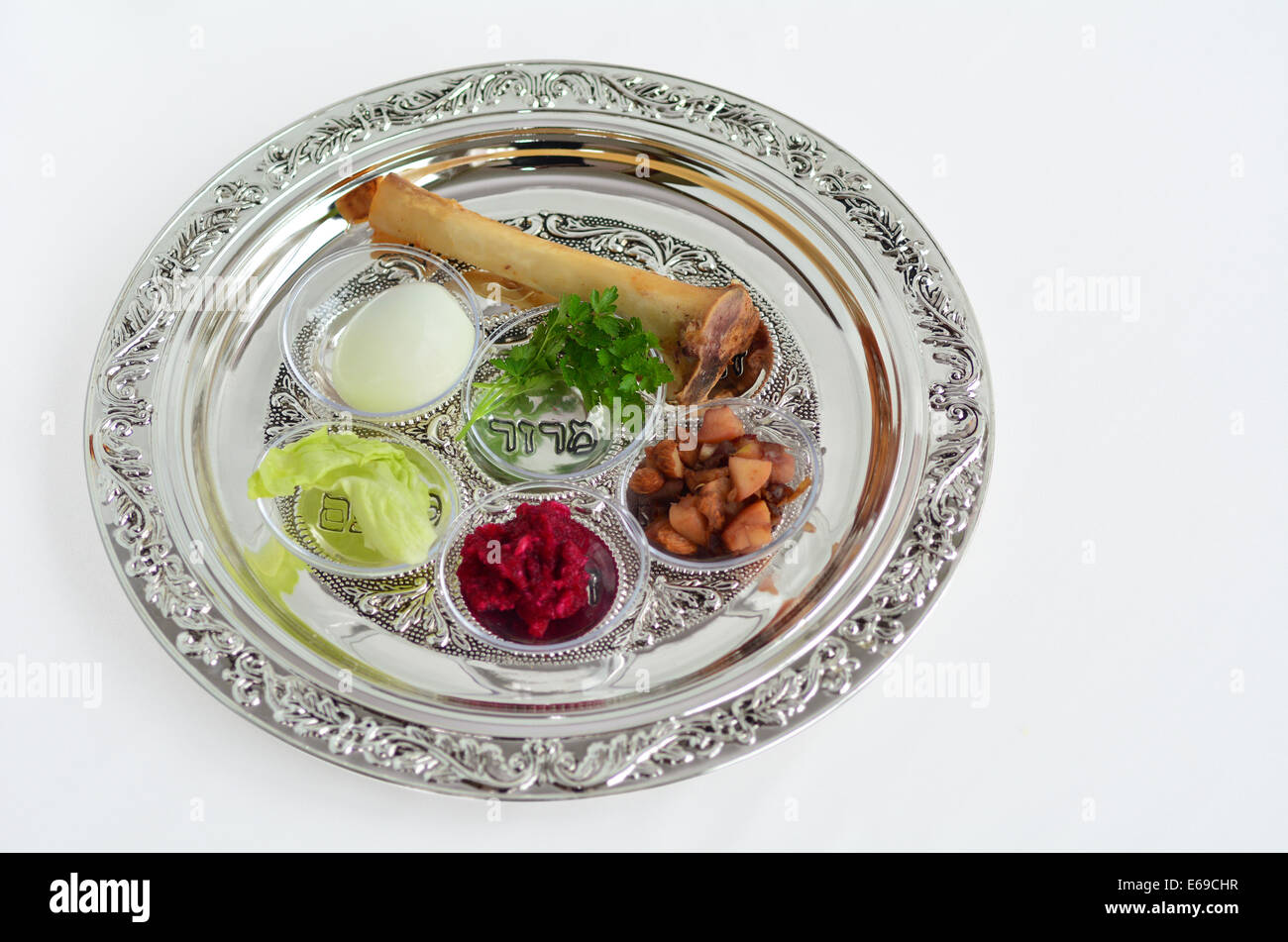 Passahfest Seder Platte mit der siebten symbolische Punkt während der